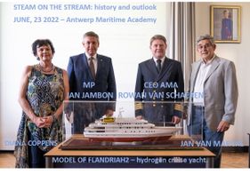 Flandria international foto group tijdens expo "Stoom aan de stroom" en maquette van Flandria H2 boot